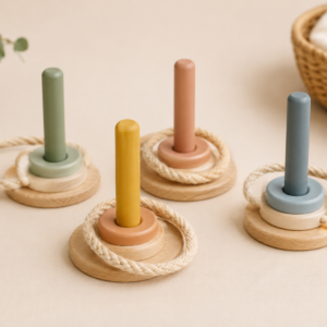 Ξύλινο παιχνίδι Ring Toss με πολύχρωμους κρίκους στον κήπο